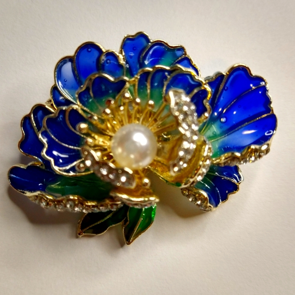 Brilliant Blue flower rhinestone with faux pearl Brooch, like new